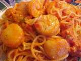 Spaghetti aux pétoncles et crevettes avec sauce tomatée au pernod et à la crème
