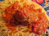 Spaghetti avec sauce aux boulettes de veau et porc, au fenouil, tomates et champignons