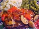 Steaks, sauce au vinaigre balsamique, aux champignons et au poivron