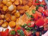 Suprêmes de poulet avec salsa aux tomates et au basilic et petites pommes de terre à l'ail et à la fleur de sel