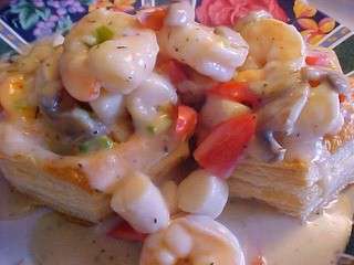 Vol-au-vent aux fruits de mer, sauce à la crème et au vin blanc