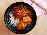 Bol de riz avec poulet et légumes au satay