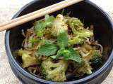 Nouilles de riz sautées aux brocolis et chou chinois