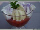 Compote fraises-rhubarbe, boule de glace vanille et chantilly maison