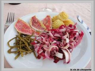 Filets de rougets, salade d'endives rouges et salicornes, pommes duchesses