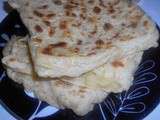 Mhadjeb au fromage et fondu d'oignons nouveaux