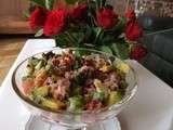 Salade d'avocat au thon, pamplemousse, pépites de framboises et vinaigrette à la mangue