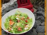 Salade de légumes d'été, feta et crevettes