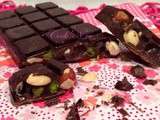 Tablette de chocolat noir aux noisettes, amandes et pistaches