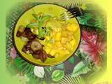 Curry vert de poulet avec dés de mangue et oignons caramélisés