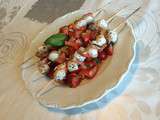 Brochettes de St Jacques et salade aux 2 tomates au basilic