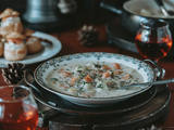 Potage de poireaux et pommes de terre au saumon fumé