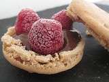 Macarons au chocolat et aux framboises