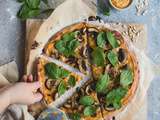 Pizza d’automne végane à la courge butternut, champignons, pignons et épinards