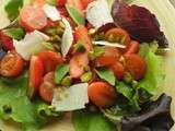 Salade de fraises et tomates aux éclats de pistaches et au balsamique blanc