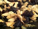 Wok de poulet aux champignons noir