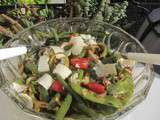 Pois et haricots gourmands en salade, amandes grillées, fraises et copeaux de parmesan