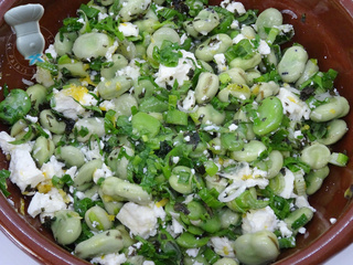 Salade de fèves, herbes fraîches et féta