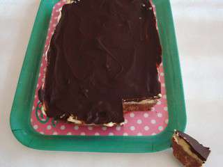 Naomi Bars (gâteau sans cuisson aux biscuits et au chocolat)