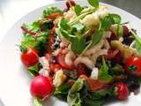 Salade de crevettes nordiques, quinoa, fèves noires, fraises, radis