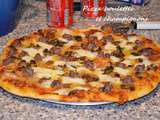 Pizza aux boulettes de viande et champignons