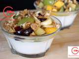 Yaourt aux fruits, miel et noix
