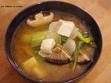 Asiatique: soupe miso au tofu, xin cai et champingon shitake