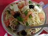 Salade de pâtes au poivron, à la tomate, au feta, au jambon et olives noires