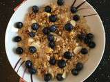 Porridge d’avoine à l’amande, aux myrtilles et aux noix