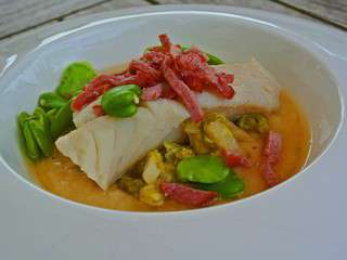 Pavé de lieu noir, purée d'haricots blancs, chou chinois, fèves et bouillon fumée