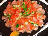 Carpaccio de saumon fumé, condiments croquants & vinaigrette à l'orange