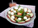 Salade à la mozzarella, pêches et vinaigrette à la fraise