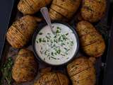 Pommes de terre Hasselback, sauce au yaourt
