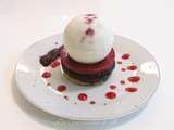 Sphère de mousse-panacotta citron vert aux fruits rouges sur lit de gelée de framboises, croustillant choco-praliné, confit de fruits rouges et moelleux aux agrumes