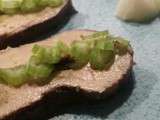 Foie gras poché au vin et épices. Céleri branche et poire