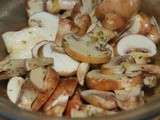 Salade de champignons crus marinés à l'ail et thym