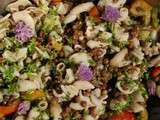 Salade de lentilles aux pâtes, fleurs de ciboulette, poivrons et persil sans gluten ni produits laitiers