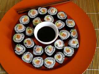 Maki sushi au saumon et a l'avocat