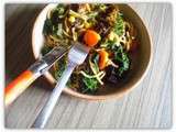 Nouilles chinoises, choux kale, légumes et champignons