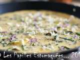 Omelette à l’oseille, fêta, tomates séchées et fleurs ciboulette et d’ail des ours