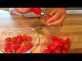Ustensile bien pratique: un équeuteur de fraise et tomate