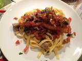 Saumon piqué aux olives, tagliatelles champignons-épinard, brunoise de tomates, olives et coriandre