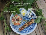 Assiette grecque, souvlaki, tzatziki, salade d'orzo - balade grecque sur l'île de Corfou