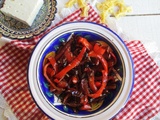 Peperoni e olive pour un plat de pâtes à la féta