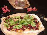 Pizza aux betteraves rouges rôties et gorgonzola