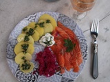 Saumon gravlax, pickles de chou rouge et pommes de terre vinaigrette - balade norvégienne