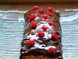 Bûche roulée fraises-groseilles nappage chocolat noir