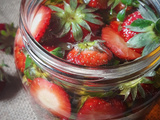Antigaspi et gourmande de vinaigre aromatisé aux queues de fraises