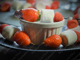 Brochettes de fraises et chamalows pour fondue au chocolat