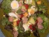 Salade composée (thon, tomates, salade, fromage, oeufs, pommes de terre, saucisses